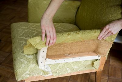 Как перетянуть диван в домашних условиях своими руками: или все же доверить мастеру?